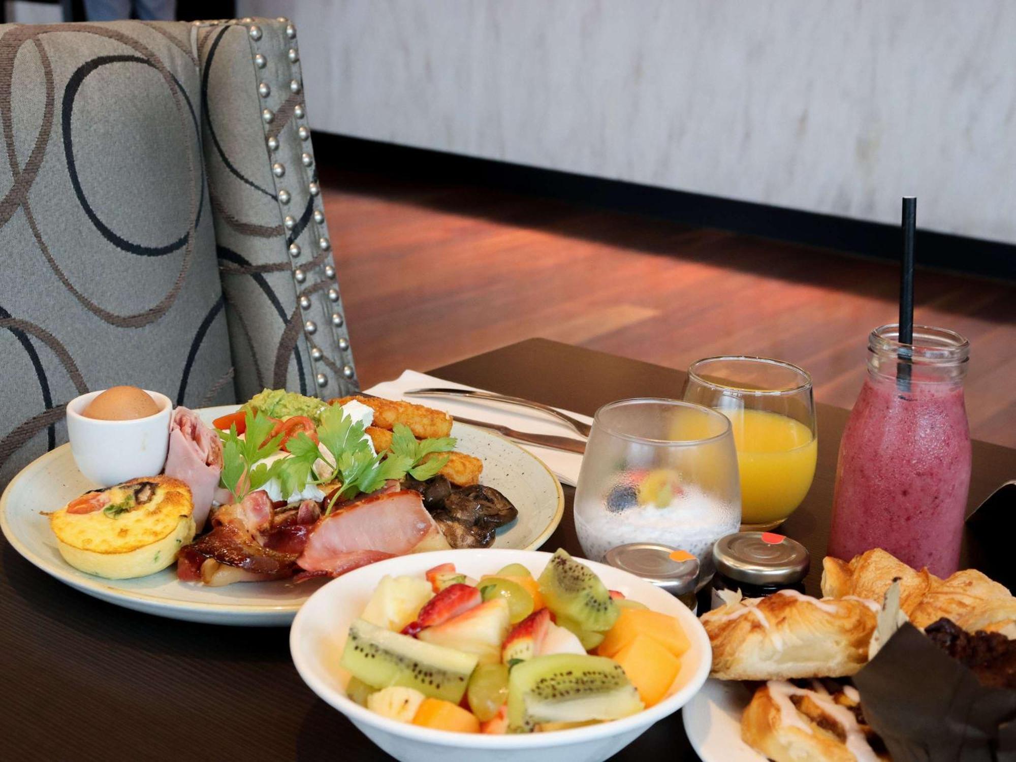 מלון Pullman Brisbane Airport מראה חיצוני תמונה A selection of breakfast items