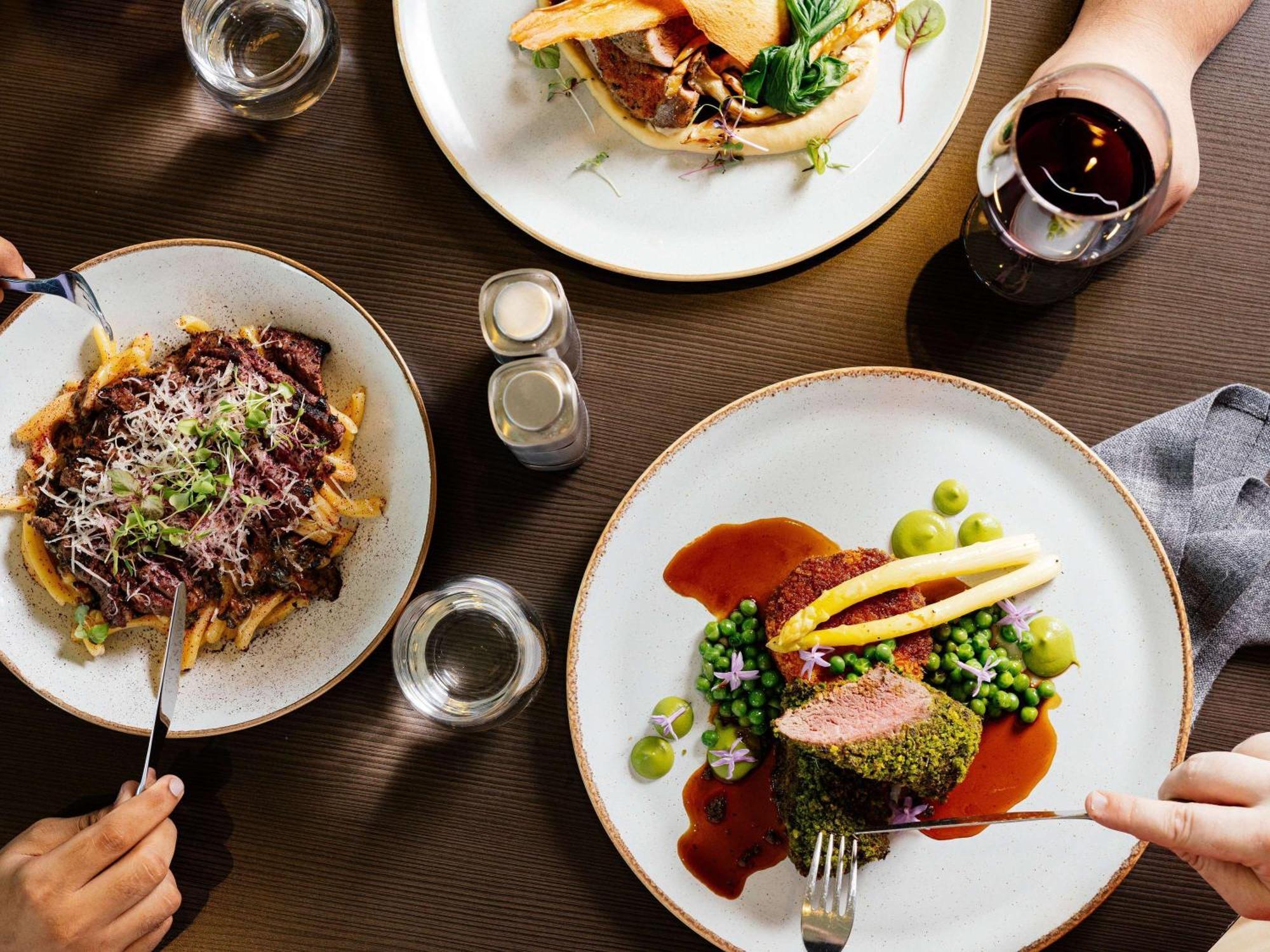 מלון Pullman Brisbane Airport מראה חיצוני תמונה Dishes at the restaurant