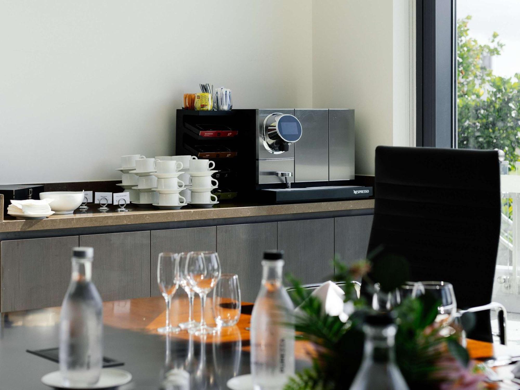 מלון Pullman Brisbane Airport מראה חיצוני תמונה A coffee machine in a meeting room