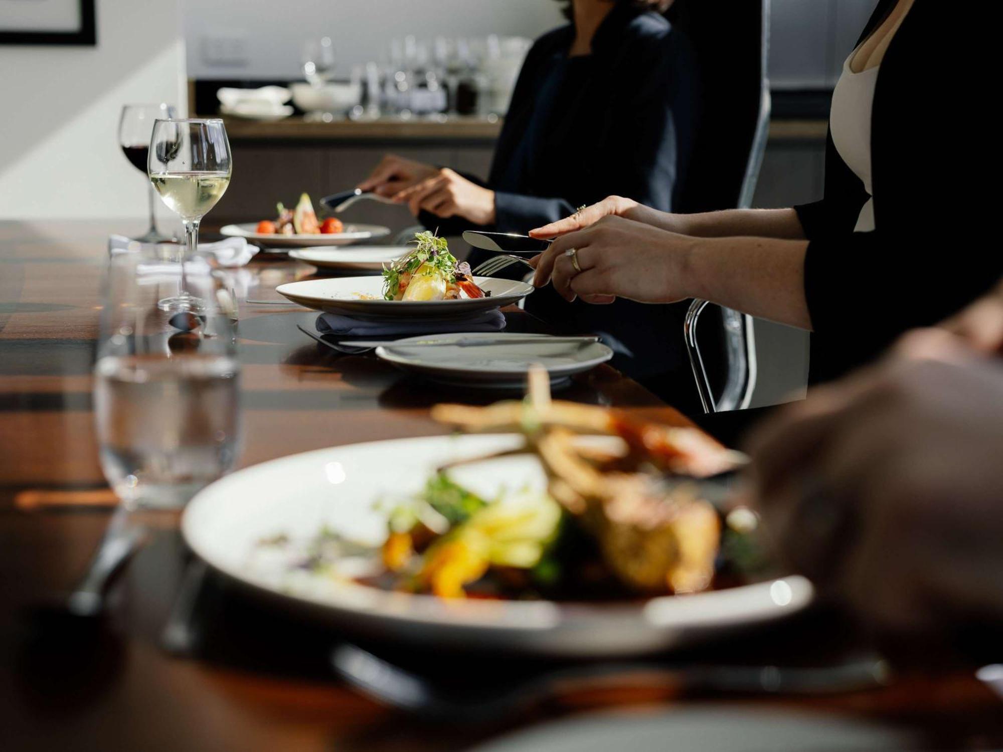 מלון Pullman Brisbane Airport מראה חיצוני תמונה A meal at a restaurant