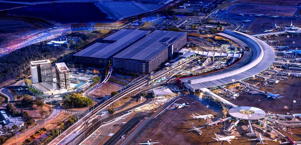 מלון Pullman Brisbane Airport מראה חיצוני תמונה Aerial view of the airport at night